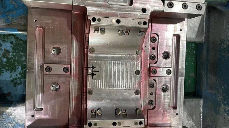 压铸模具与注塑模具：揭秘两种模具的工艺差异与应用场景